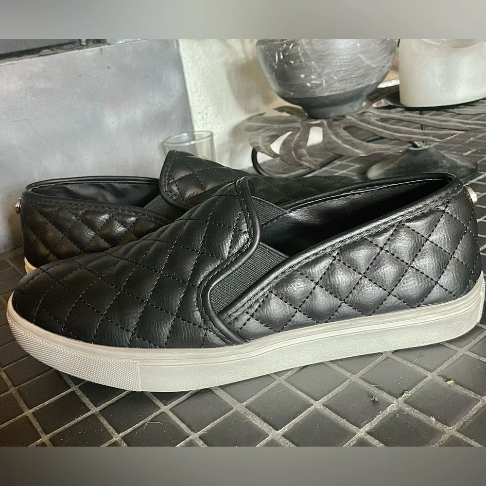 Steve Madden Ecentrcq Patent Leather Quilted Black Slip On Flat Shoes - Picture 4 of 11